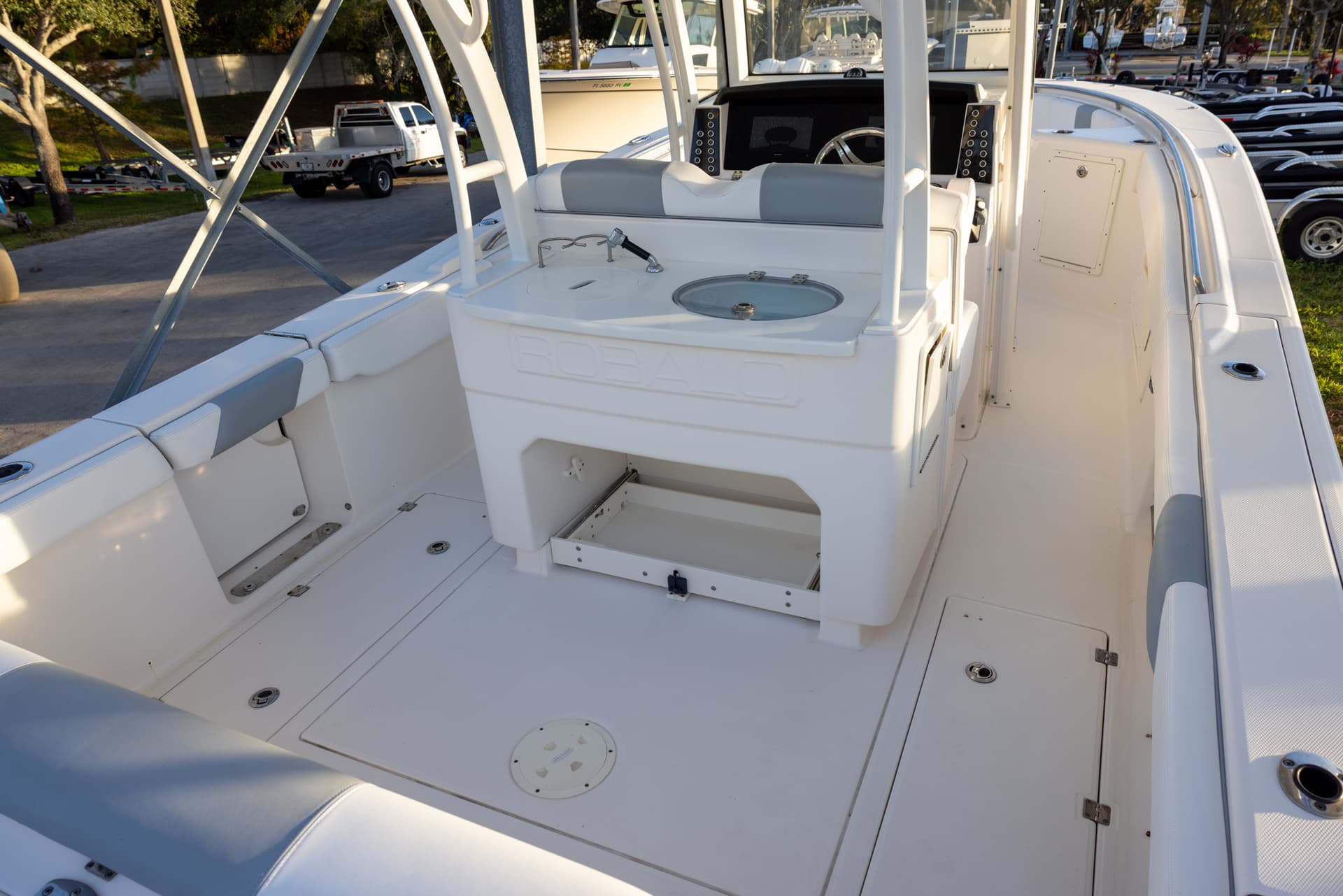 2020 Robalo R302 — image 11