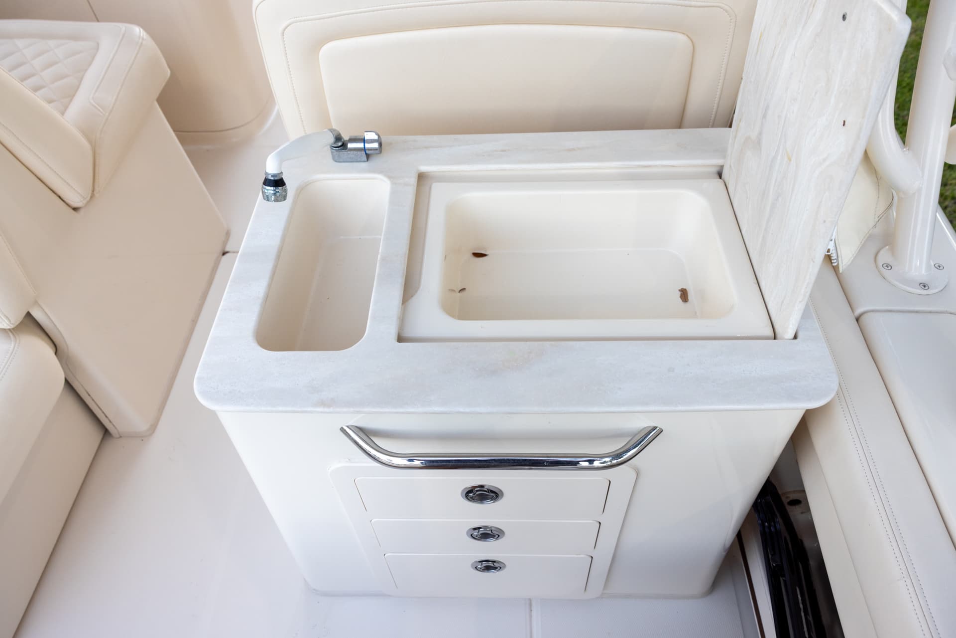 2018 Grady-White Freedom 285 — image 5