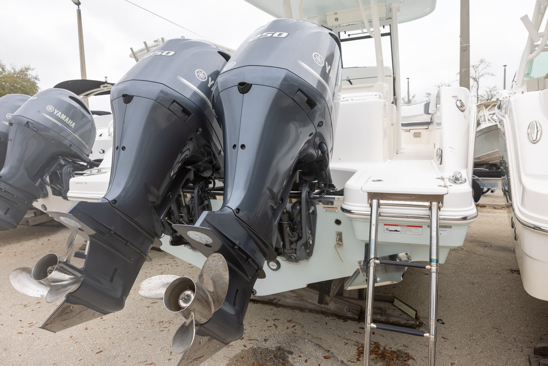 2021 Robalo R272 — image 3