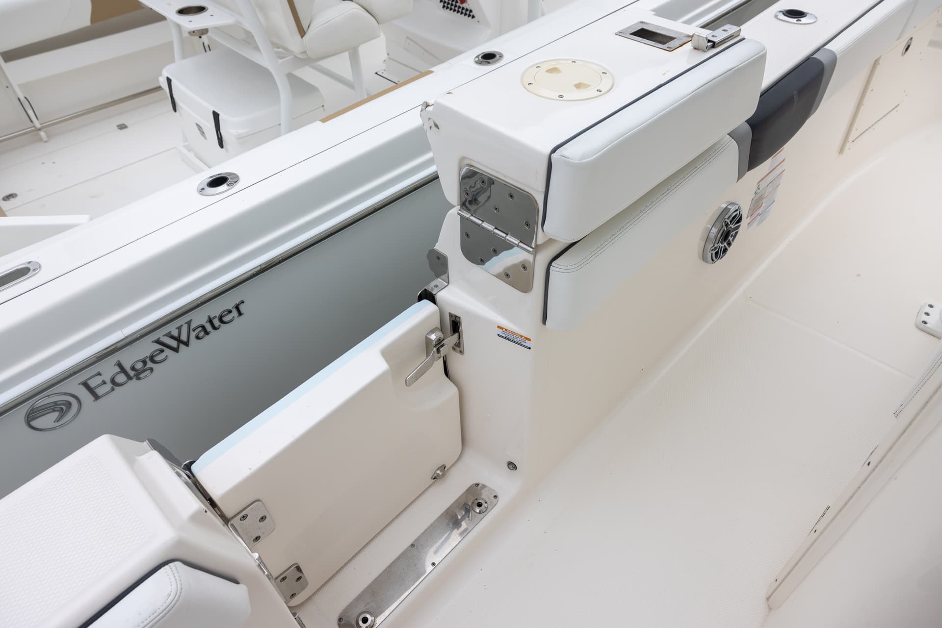 2021 Robalo R272 — image 5
