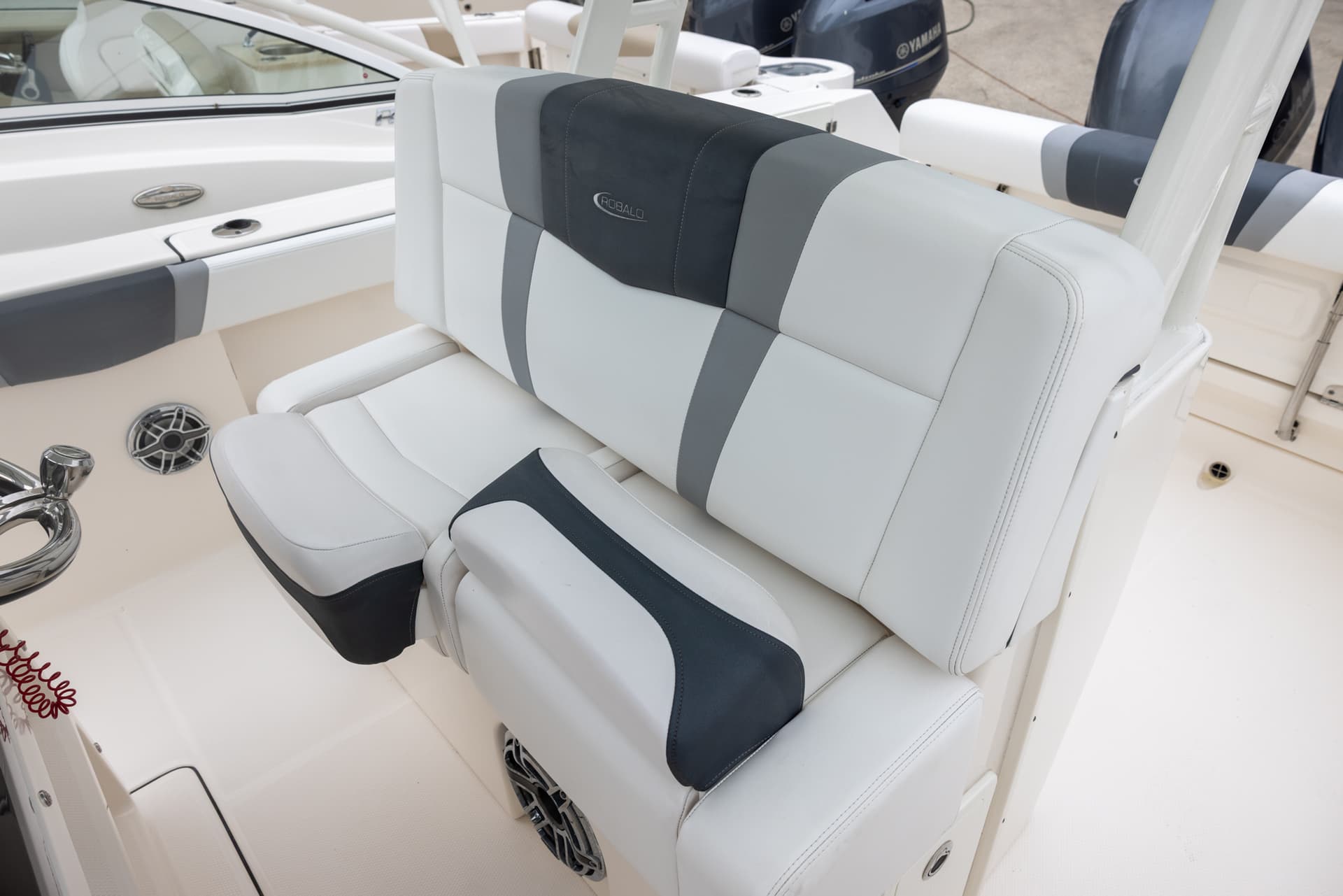 2021 Robalo R272 — image 7
