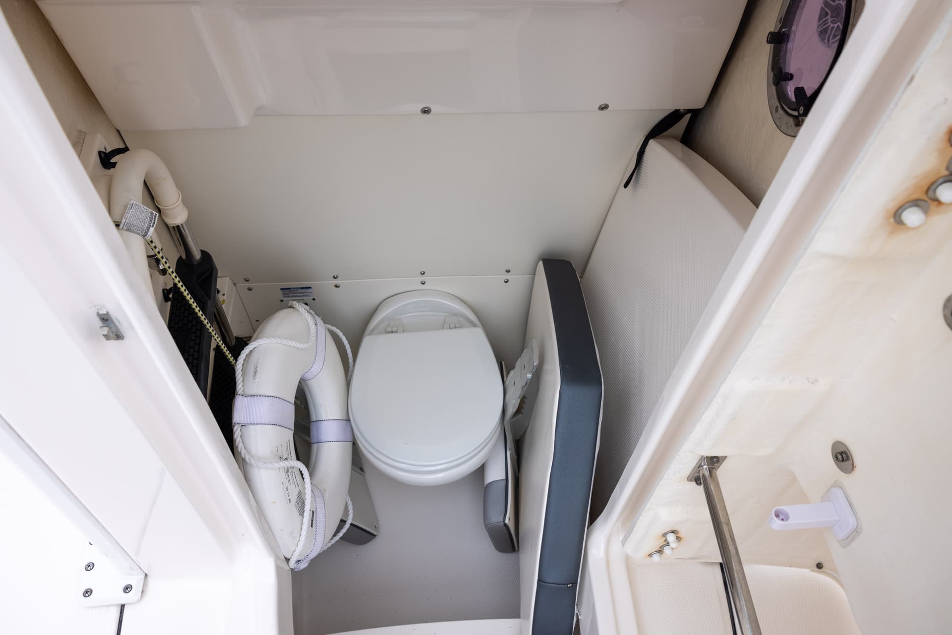 2021 Robalo R272 — image 13