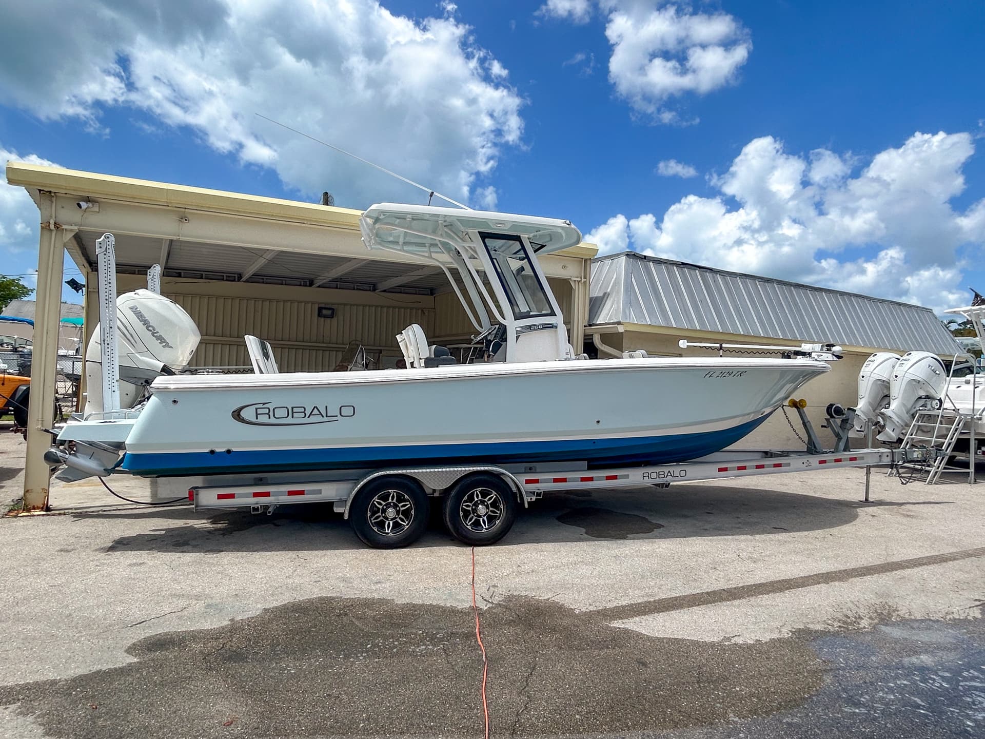 2023 Robalo 266 Cayman