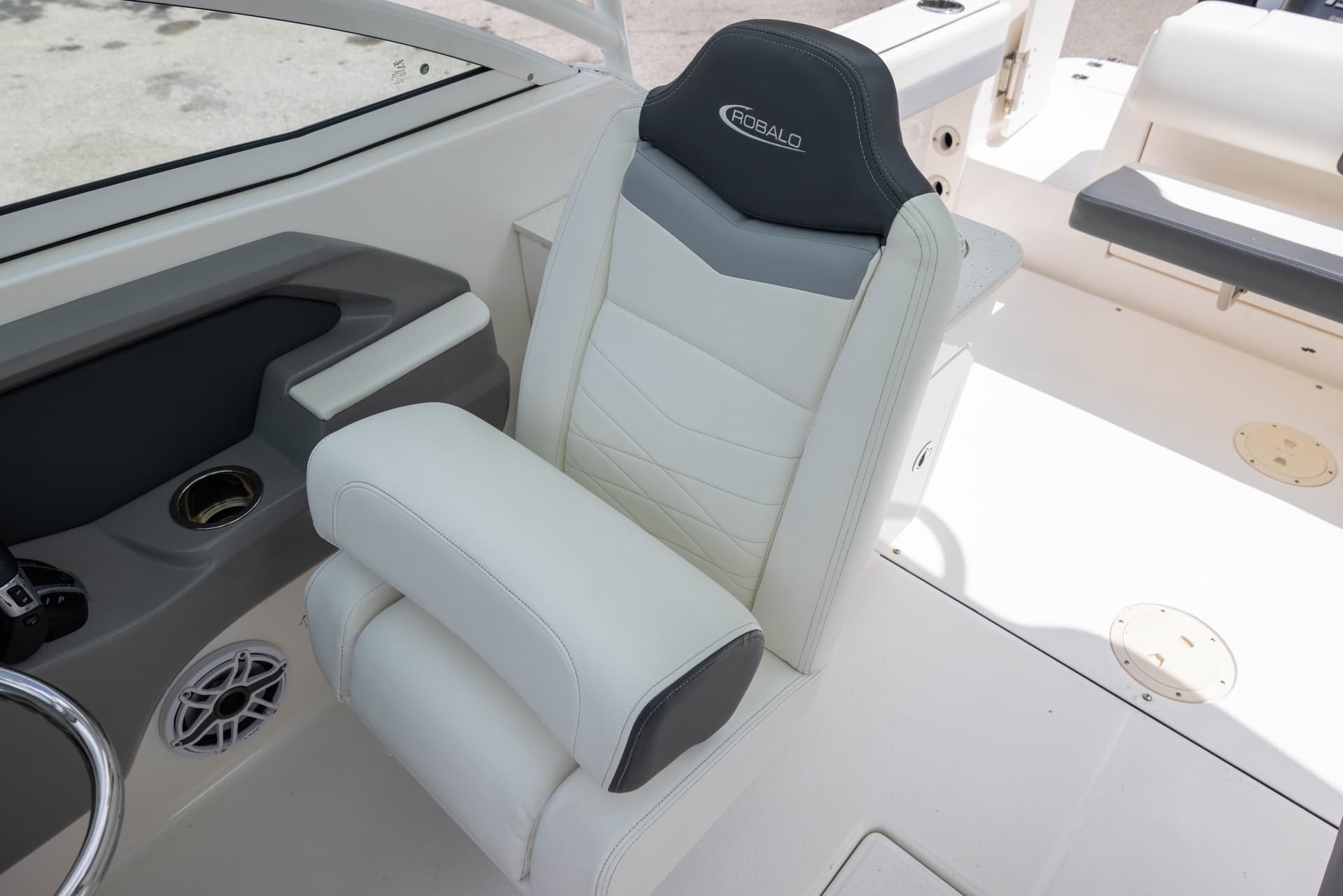 2022 Robalo R247 — image 2