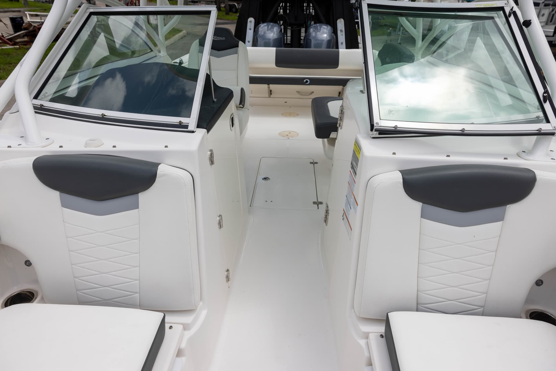 2022 Robalo R247 — image 3
