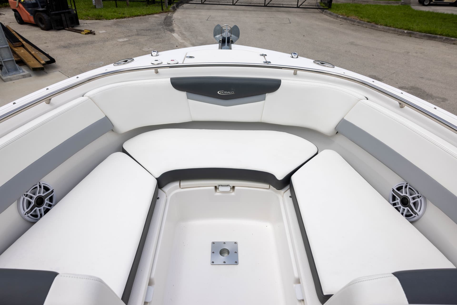 2022 Robalo R247 — image 6