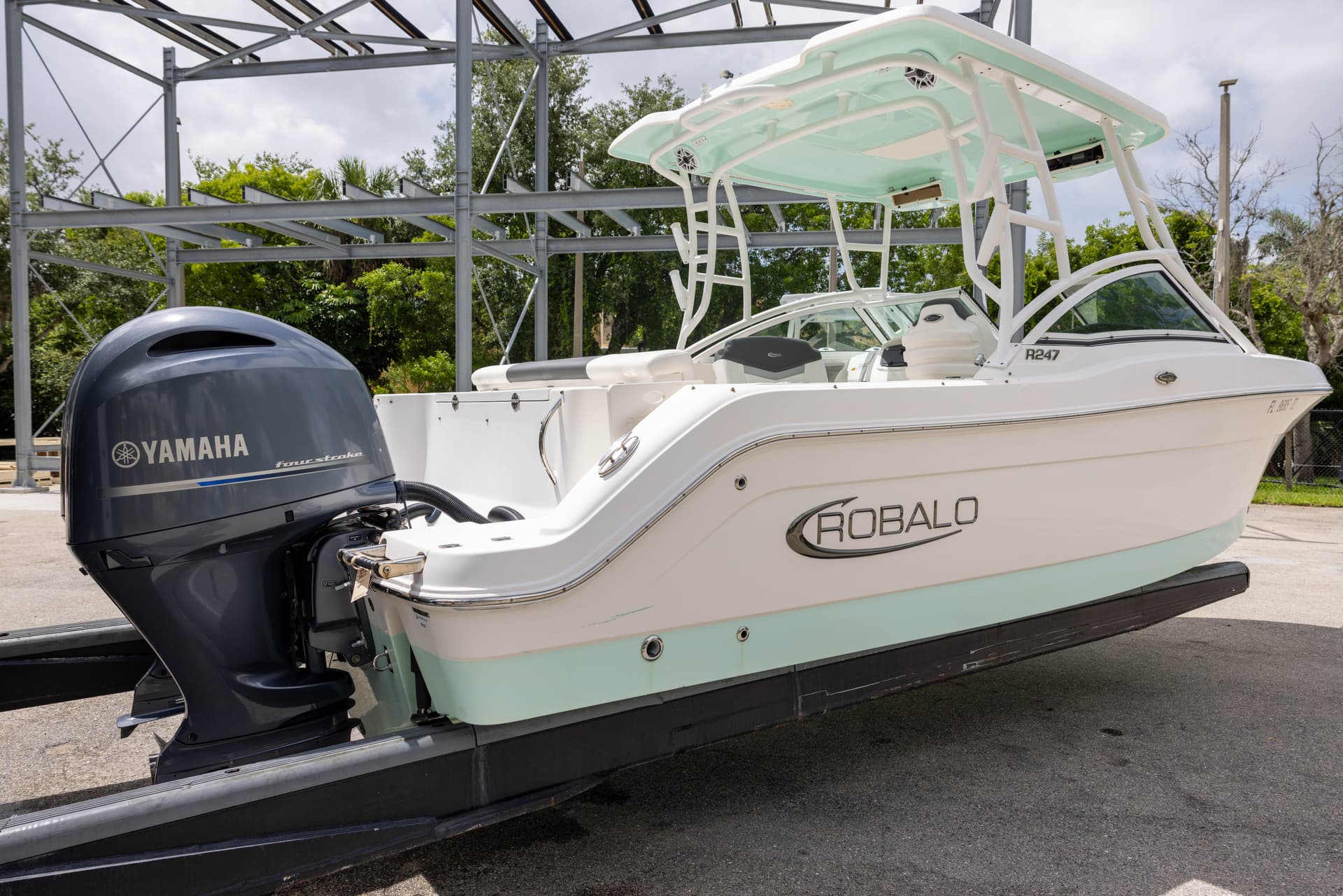 2022 Robalo R247 — image 7