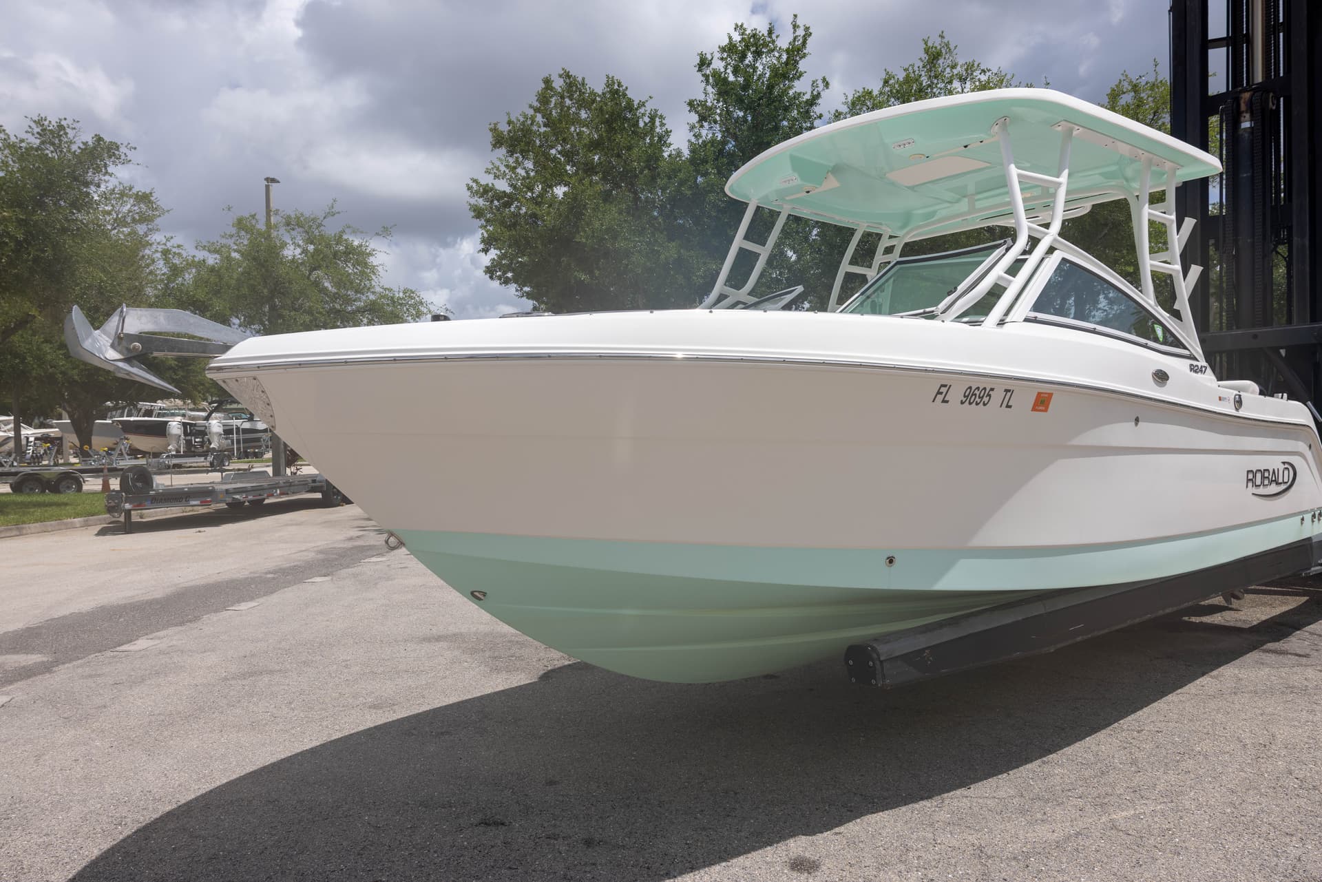 2022 Robalo R247 — image 8