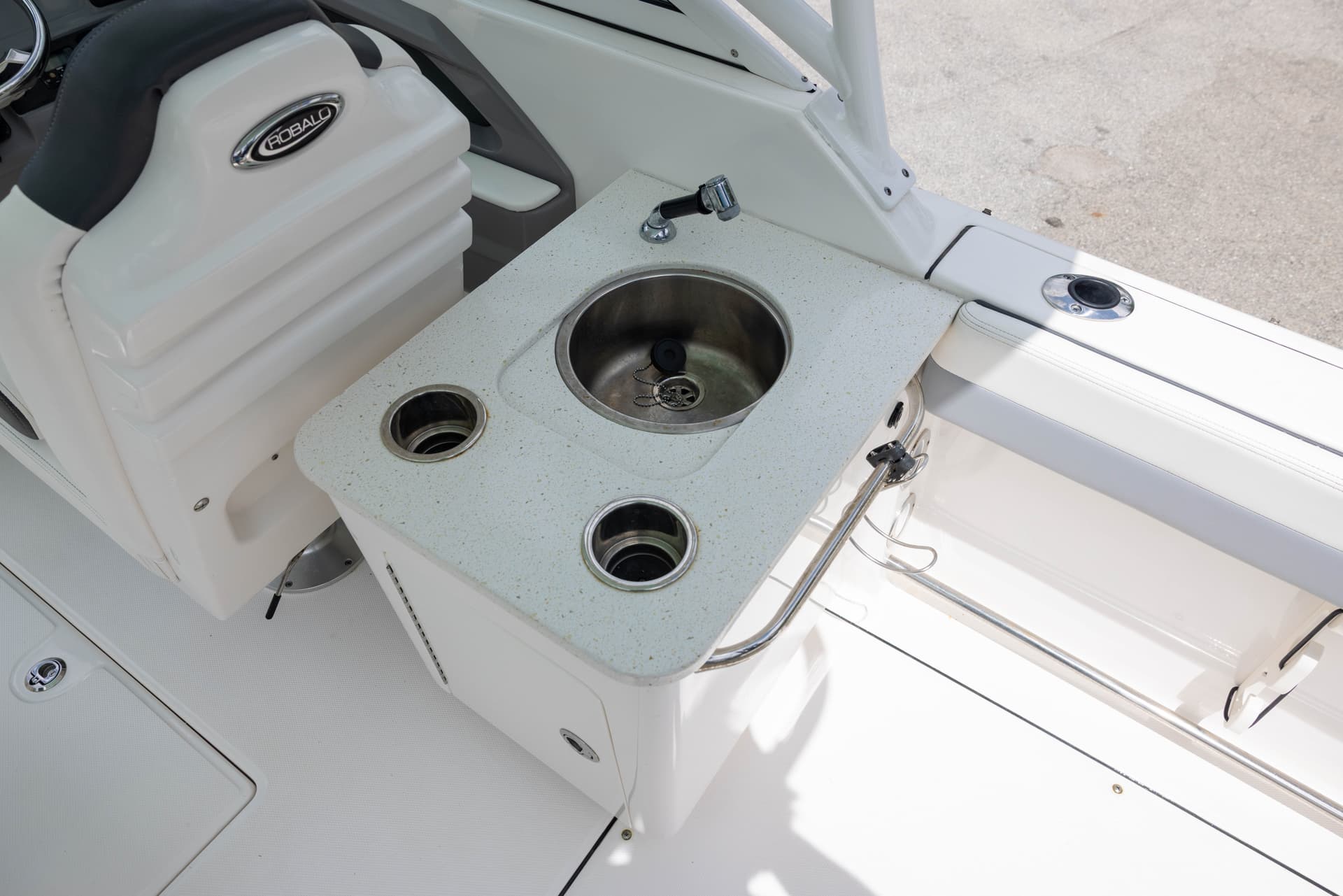 2022 Robalo R247 — image 11