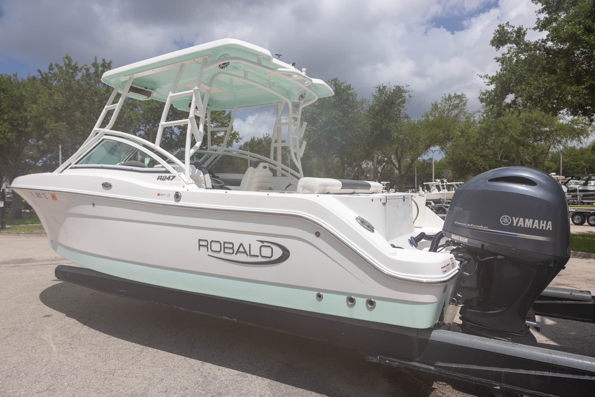 2022 Robalo R247 — image 13