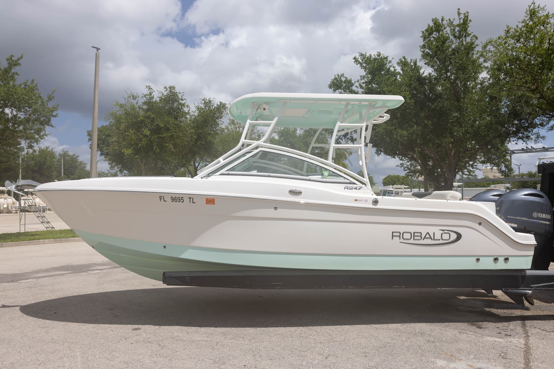 2022 Robalo R247 — image 16