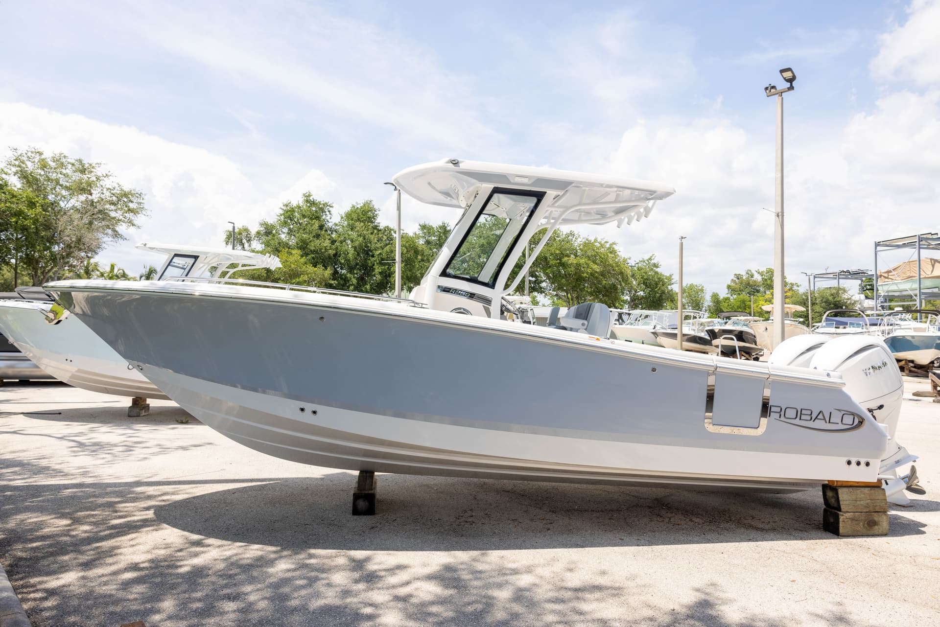 Robalo R250 on the water