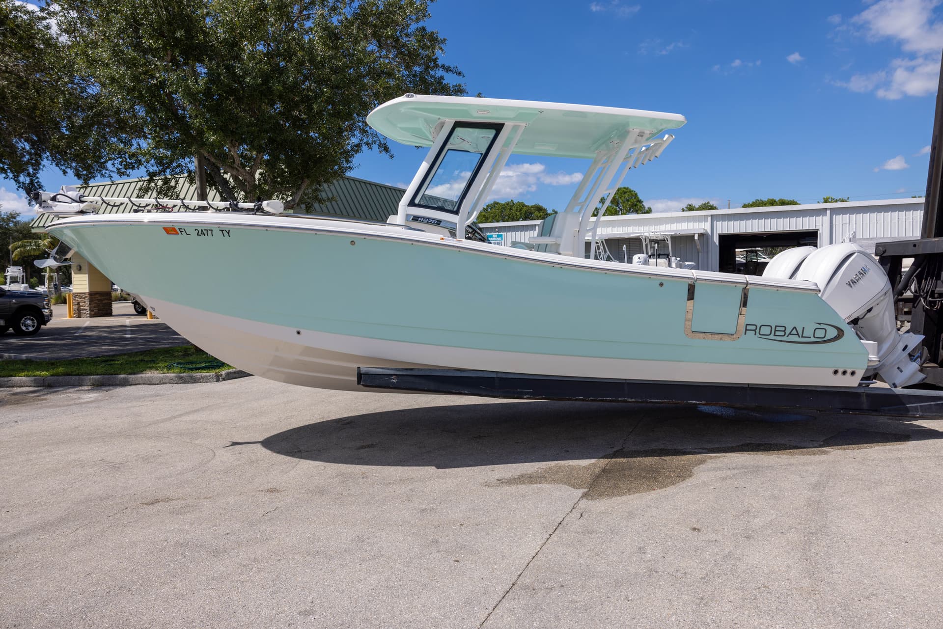 2025 Robalo R270 CC