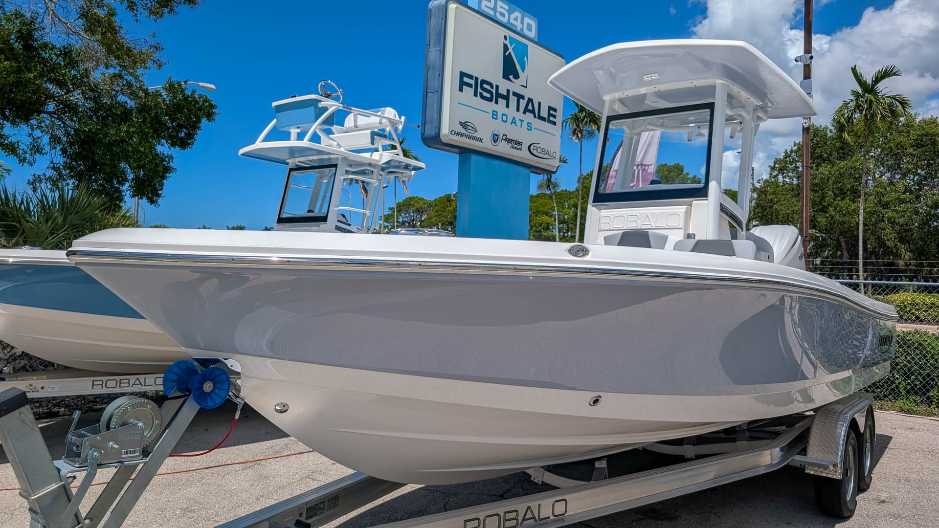 2026 Robalo 246 Cayman