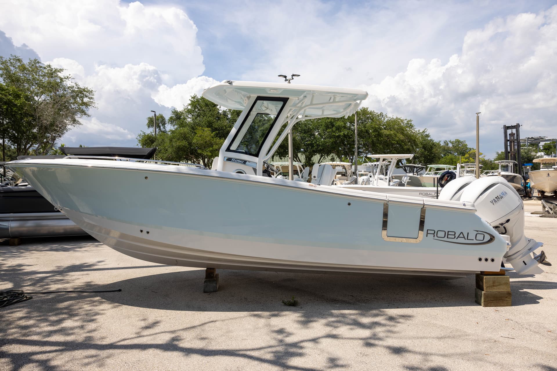 2026 Robalo R250