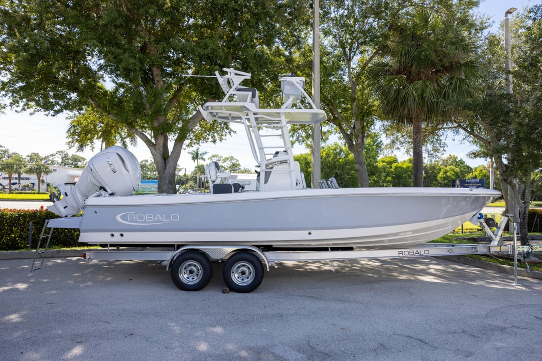 2027 Robalo 246 Cayman SD