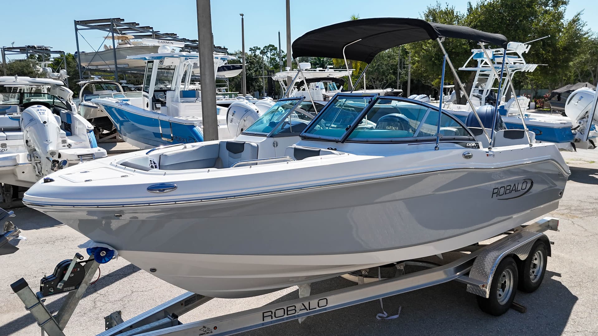 2027 Robalo R207