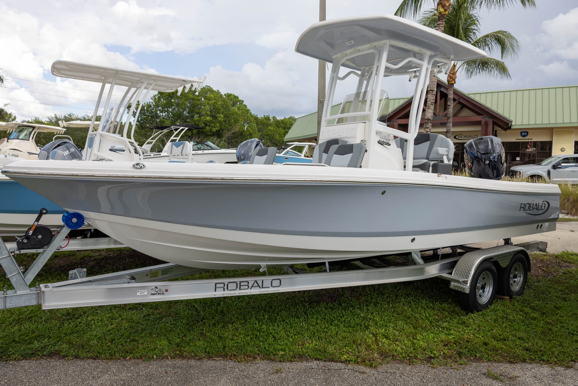 2027 Robalo 226 Cayman