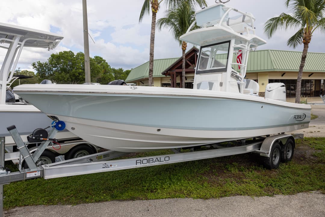 2027 Robalo 246 Cayman SD
