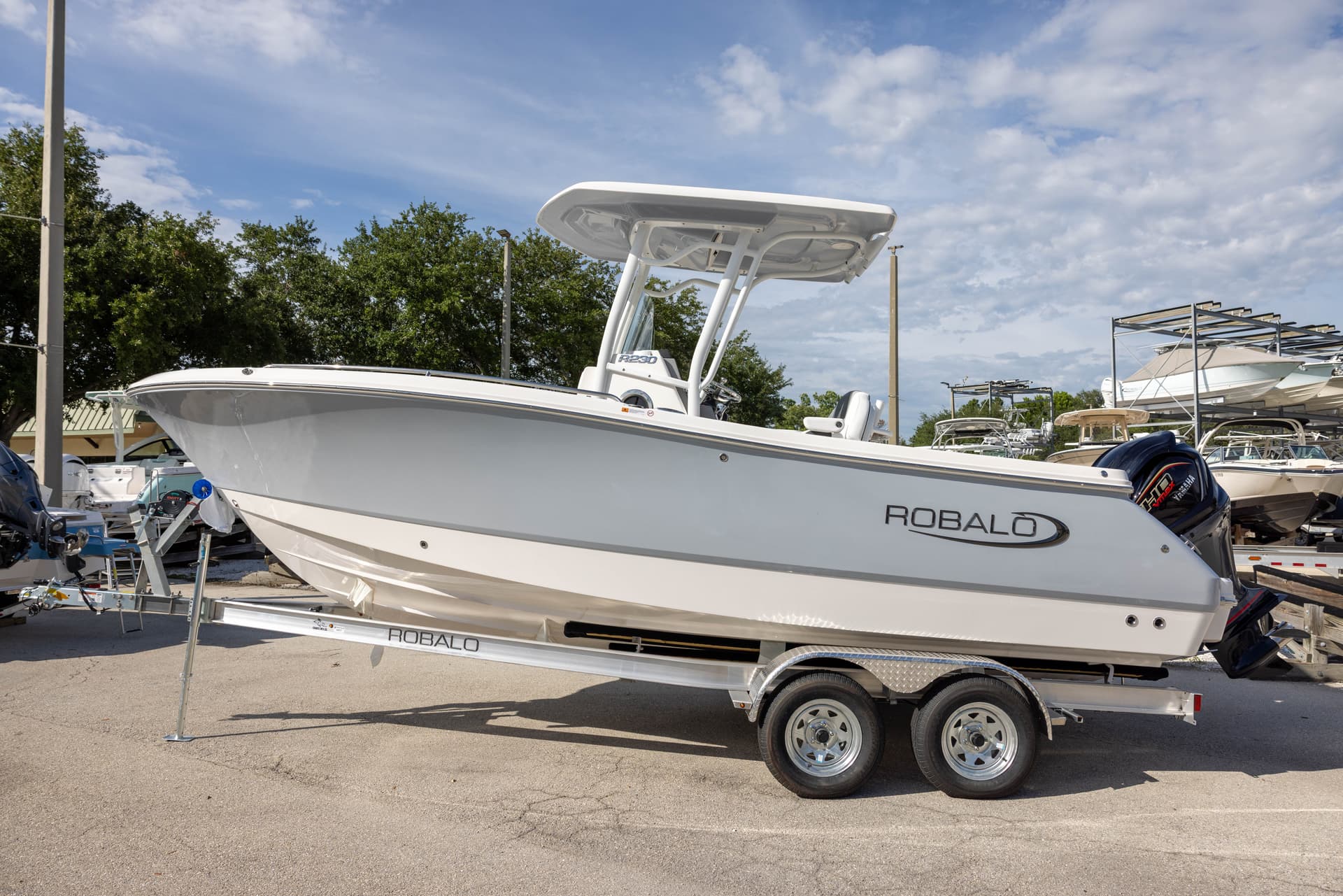 2027 Robalo R230
