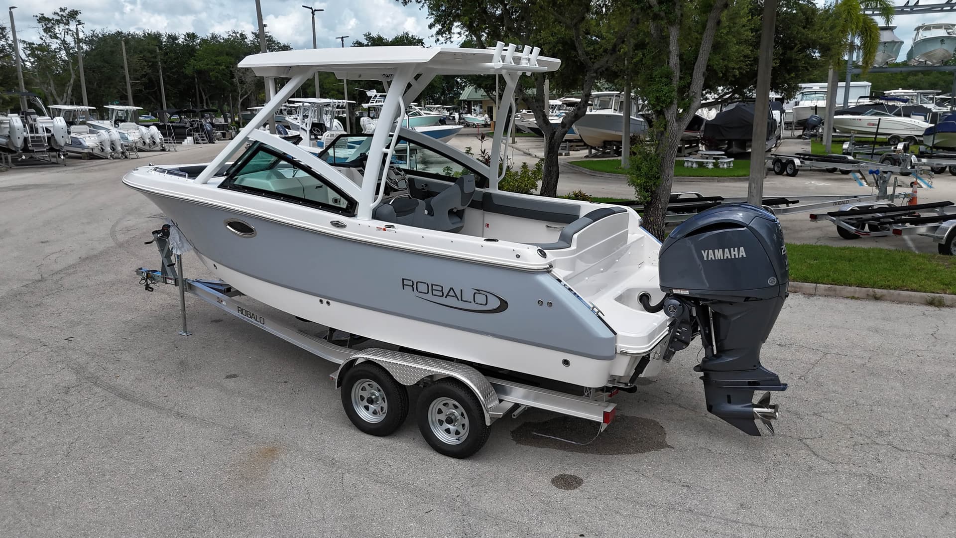 2027 Robalo 237 DC