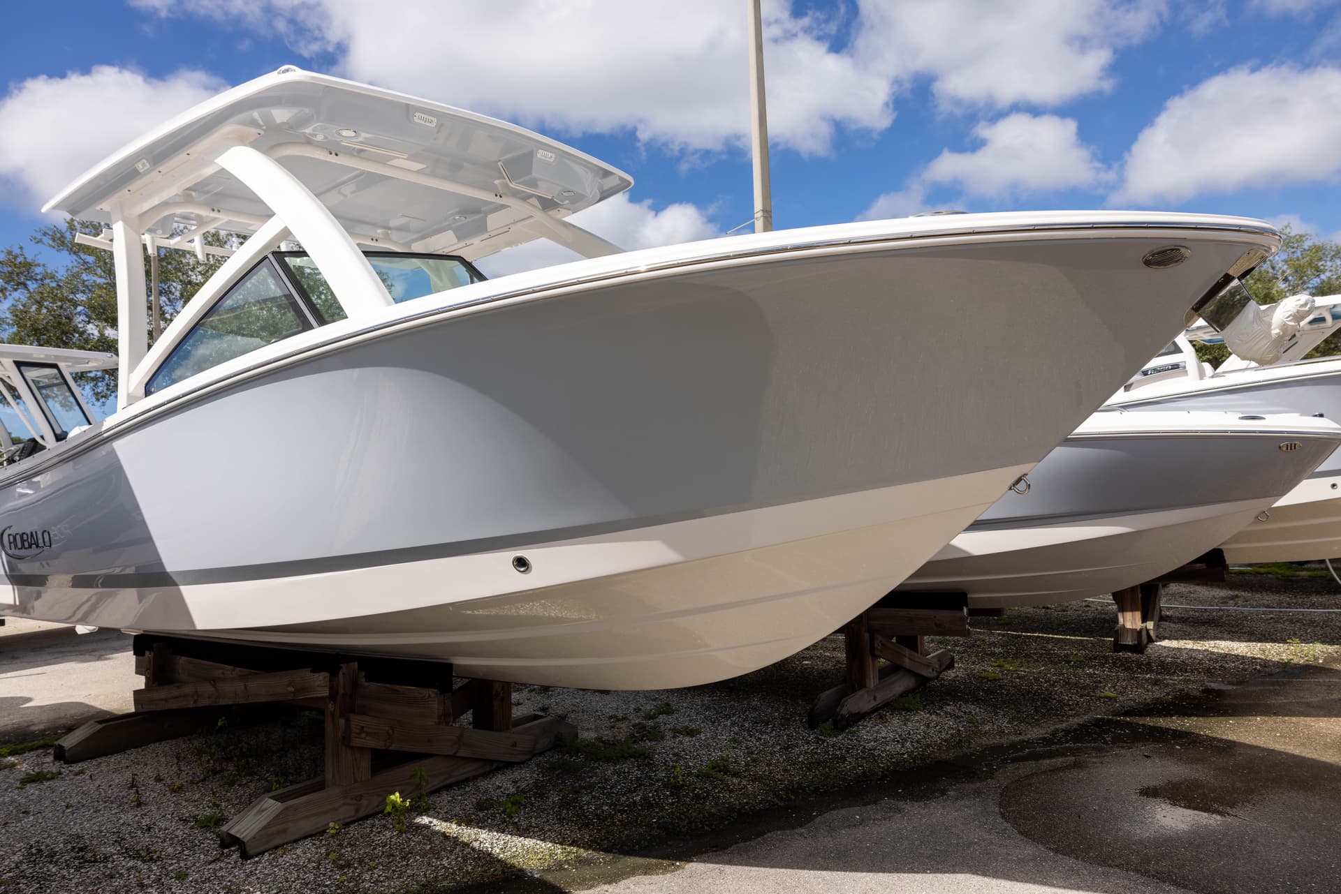 2027 Robalo R257
