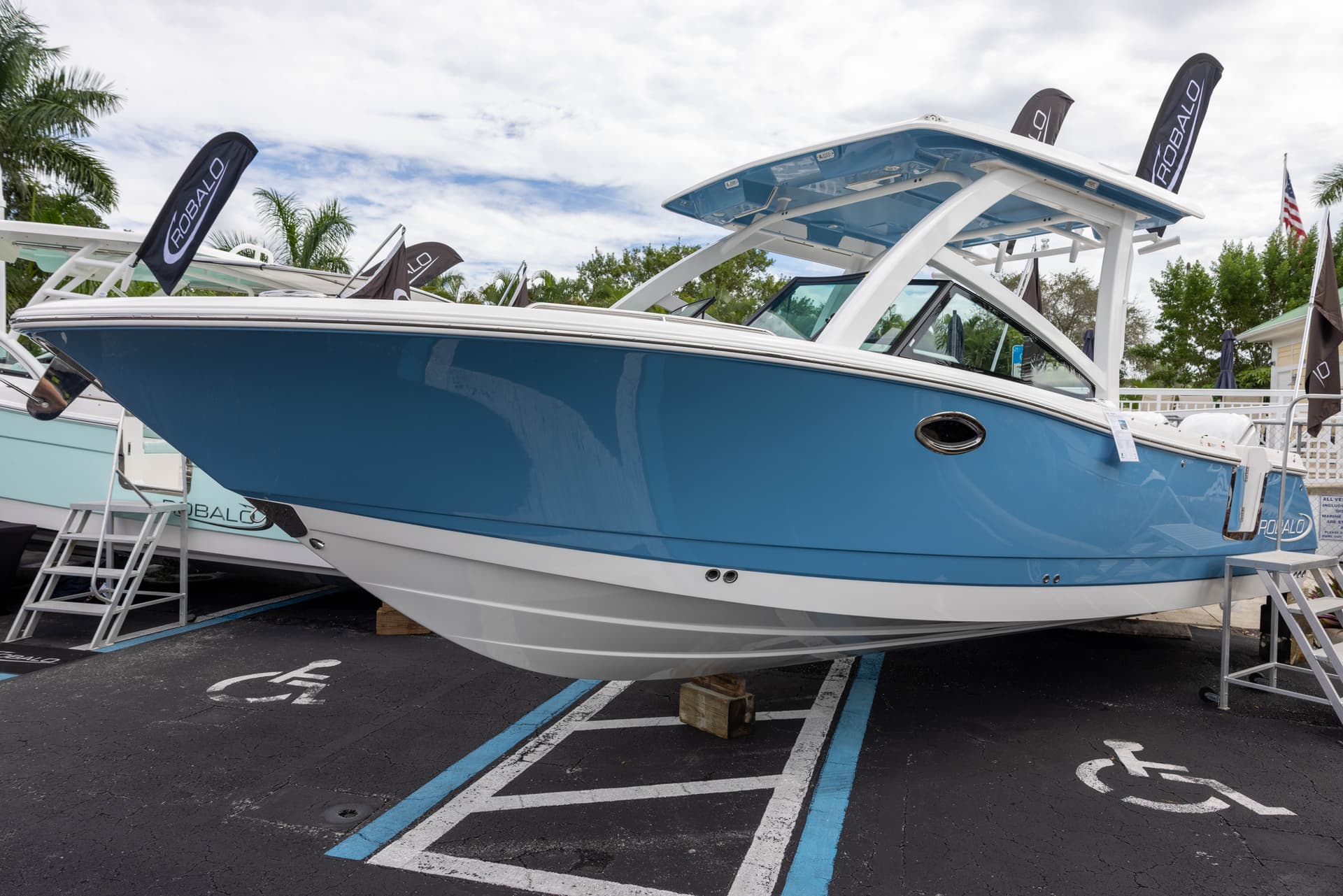 2027 Robalo R277 Dual Console