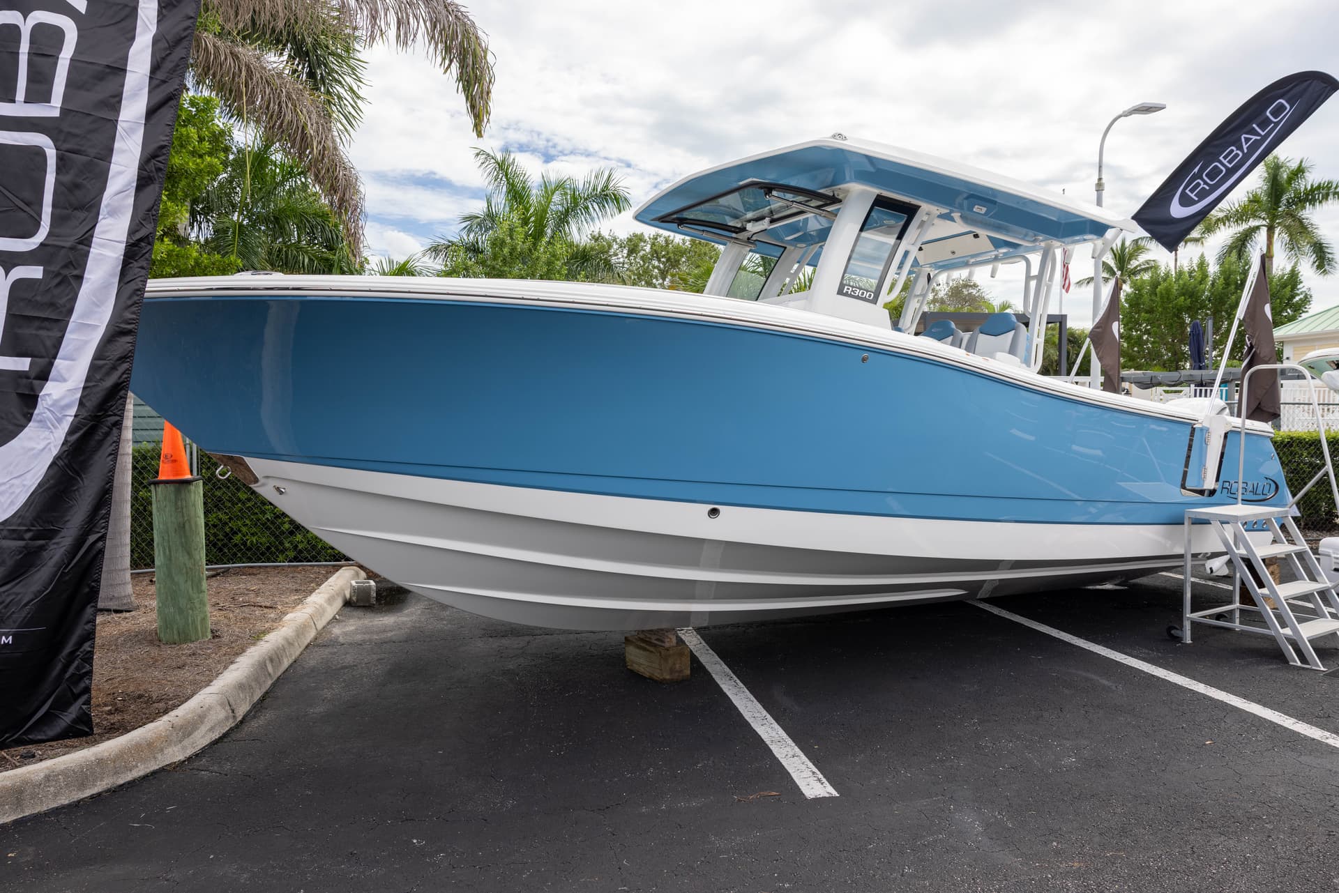 2027 Robalo R300
