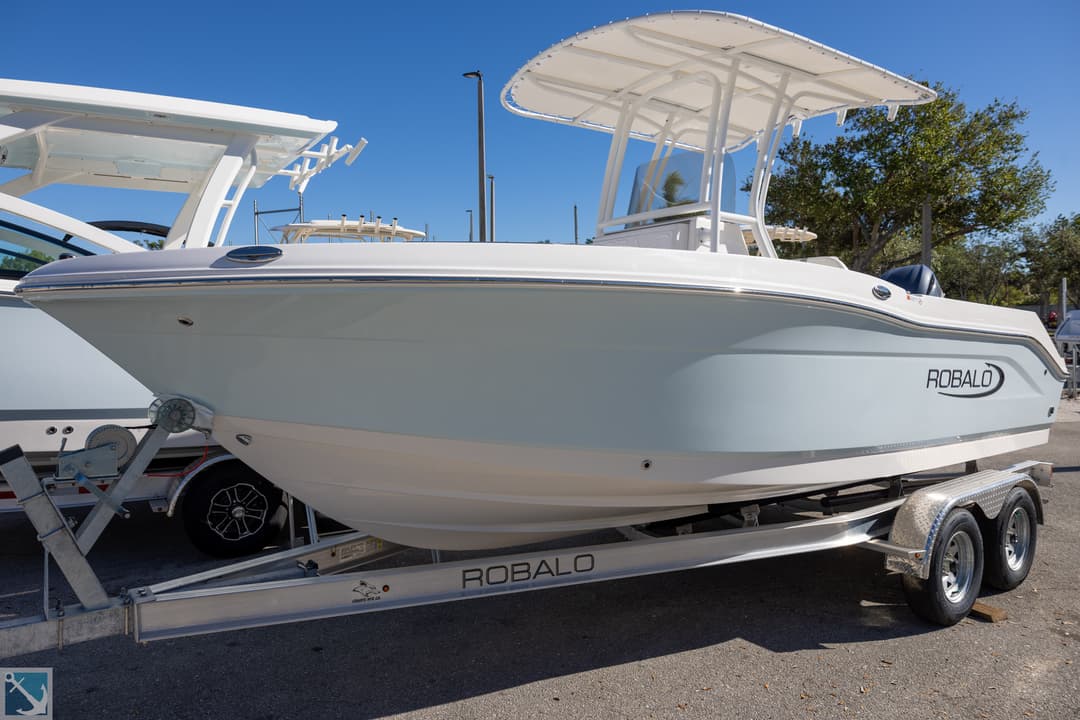 2025 Robalo R200